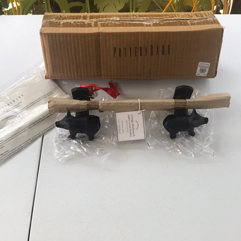 Pottery Barn pig 🐷 blacksmith paper towel holder! LAST ONE! RARE!